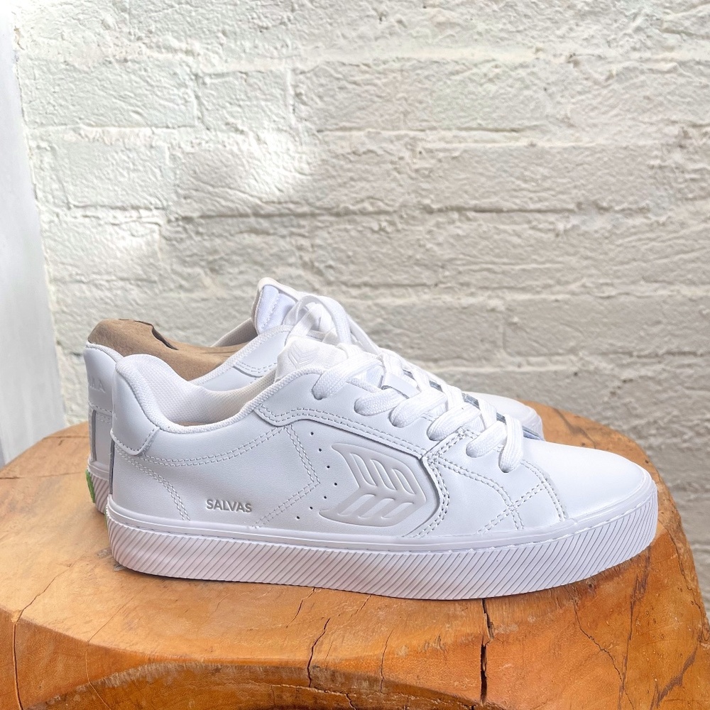 Salvas White Leather Sneaker by Cariuma, size 7US